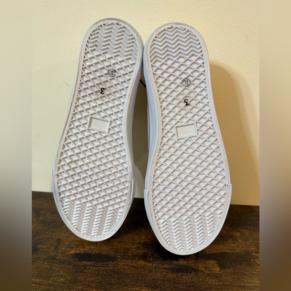 Thereabouts Girls Bailey Button Sneaker NWT various sizes - Picture 6 of 7